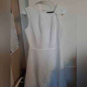 Tahari-Levine Elegant White Sleeveless Dress Sixe 4